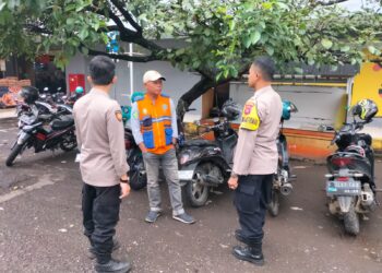 Guna menciptakan keamanan dan kondusif, Kapolsek Citamiang Patroli Dialogis dan Sambangi Warga.