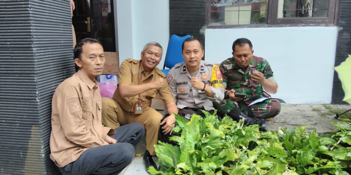 Bhabinkamtibmas Sinerggitas dengan TNI Laksanakan Kegiatan Sambang