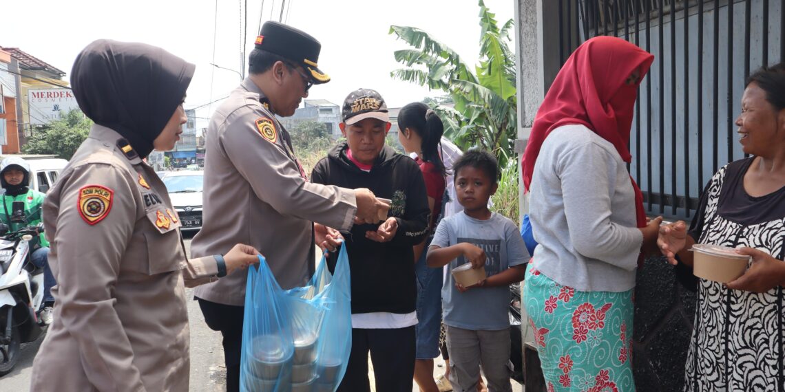 Polri Peduli, Polisi di Sukabumi Bagi-bagi Nasi Kotak