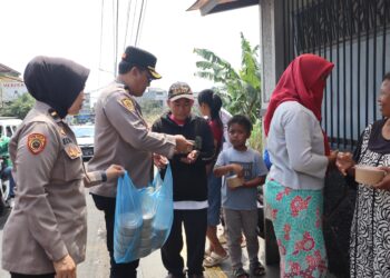 Polri Peduli, Polisi di Sukabumi Bagi-bagi Nasi Kotak
