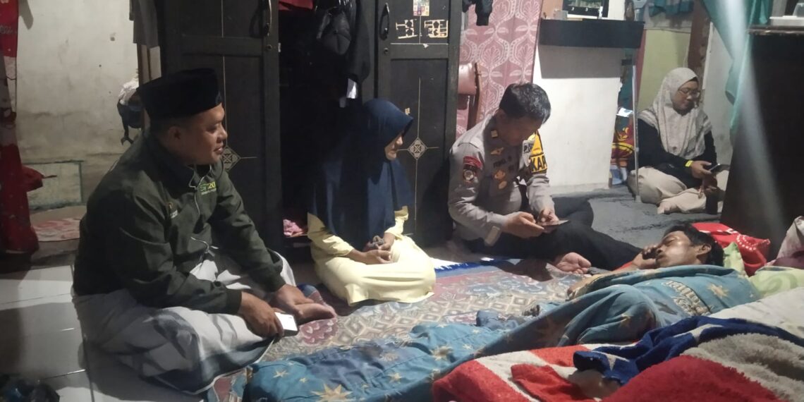 Kapolsek Sukabumi Jenguk Salah Satu Korban Kecelakaan Beruntun Gerbang Tol Ciawi