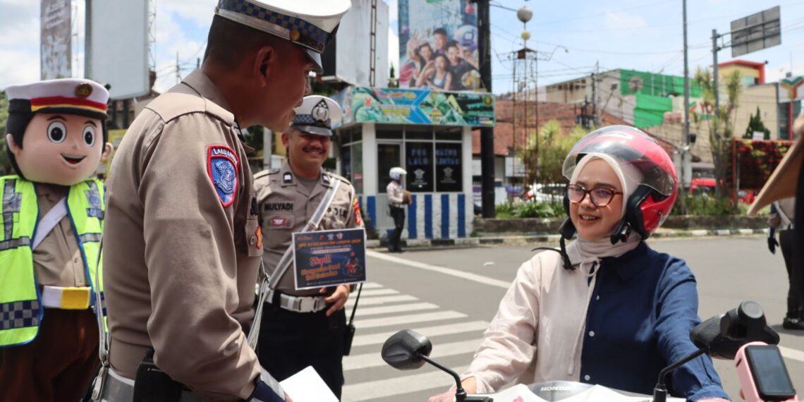 Gebyar Ops Keselamatan Lodaya-2025, Polisi di Sukabumi Bagi-bagi Helm dan Coklat