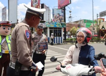 Gebyar Ops Keselamatan Lodaya-2025, Polisi di Sukabumi Bagi-bagi Helm dan Coklat