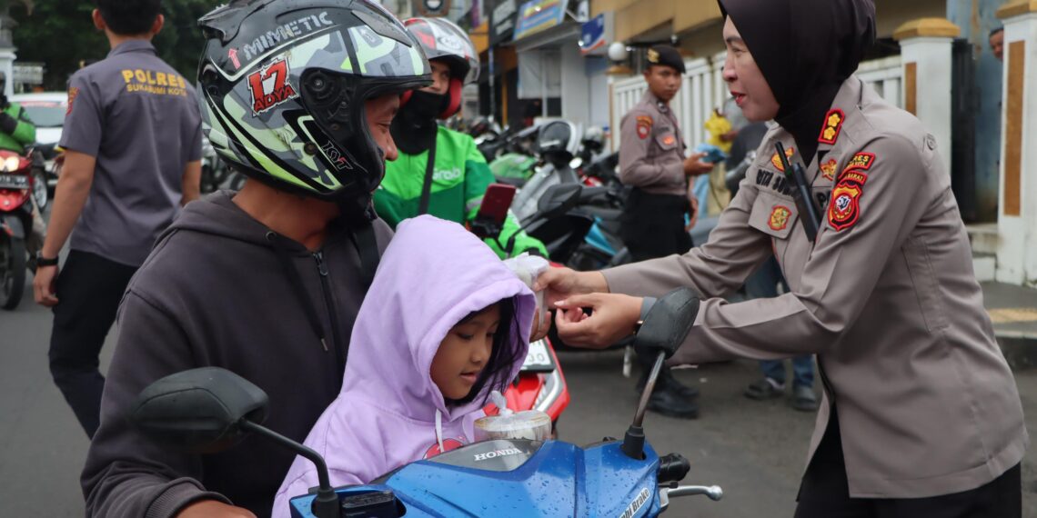 Polres Sukabumi Kota Bagikan Ratusan Bungkus Takjil