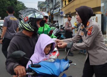 Polres Sukabumi Kota Bagikan Ratusan Bungkus Takjil