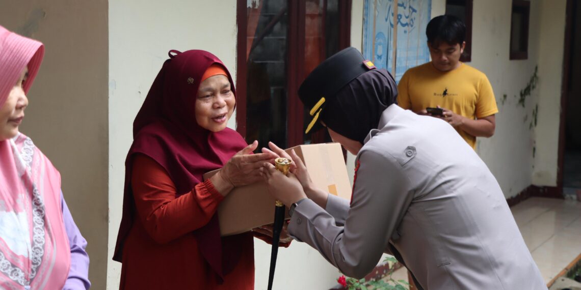 Ringankan Beban Warga Terdampak Bencana, Polres Sukabumi Kota Salurkan Bansos