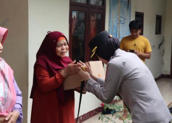 Ringankan Beban Warga Terdampak Bencana, Polres Sukabumi Kota Salurkan Bansos