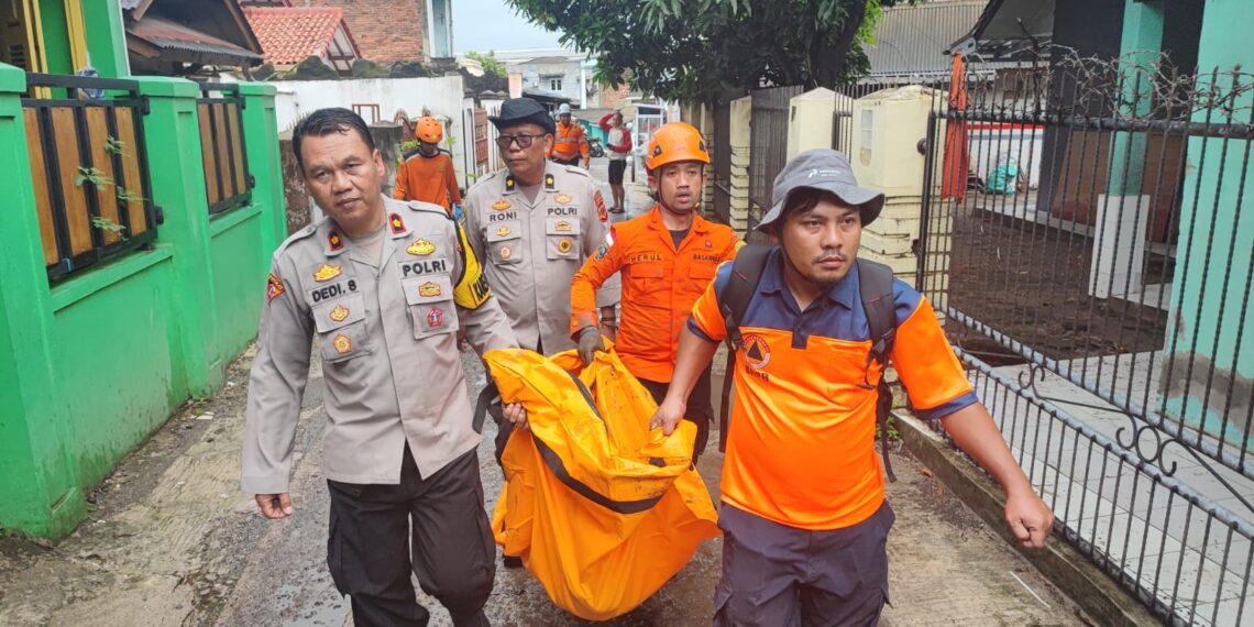Dua Korban Banjir Ibu dan Anak di Palabuhanratu Ditemukan Berpelukan