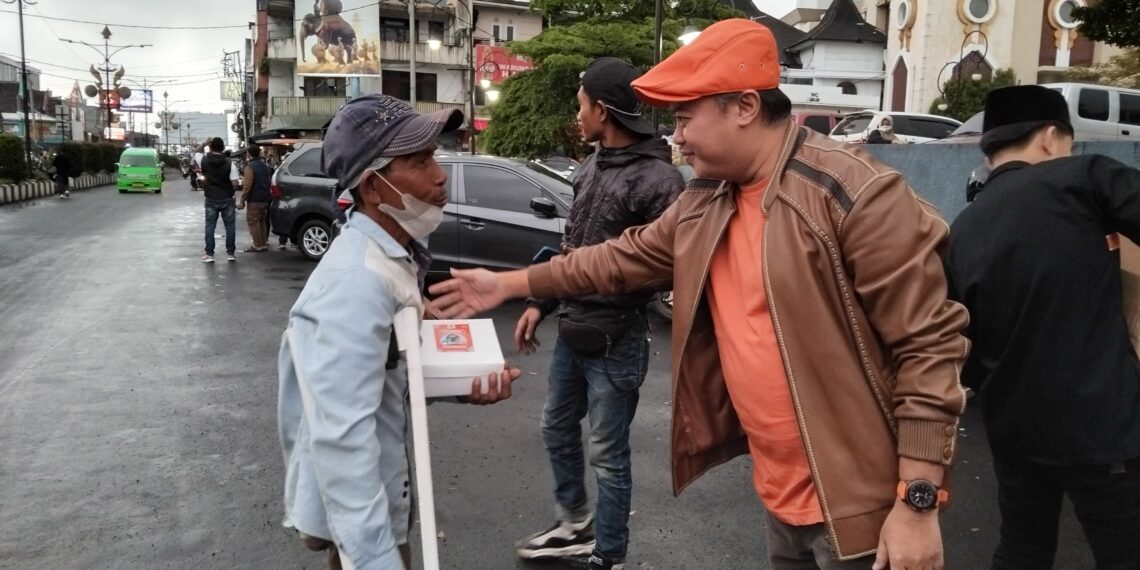 PKS Kota Sukabumi Bagikan 1.000 Paket Takjil di Iftor on The Road