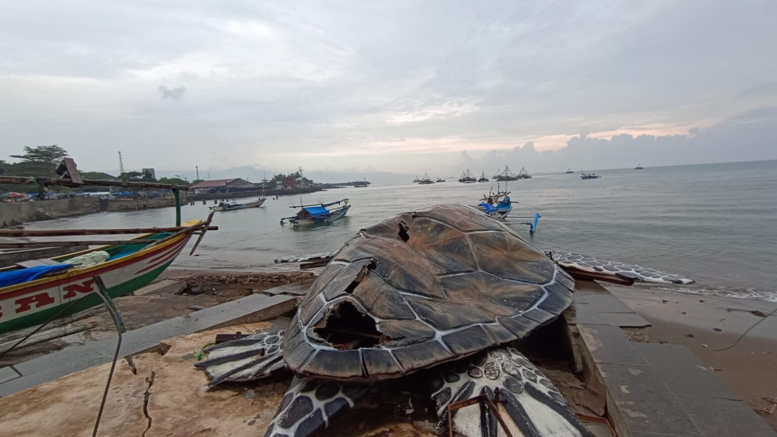 Alun-Alun Gadobangkong Senilai Rp15,6 M di Palabuhanratu Rusak, Patung Ikonik Ternyata dari Kardus dan Bambu