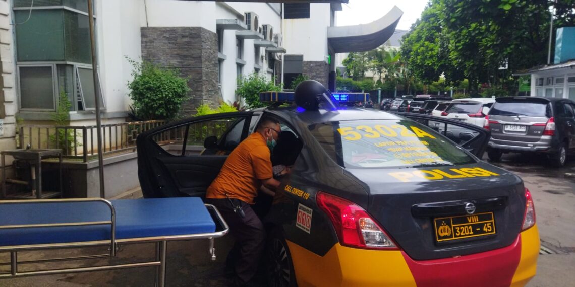 Petugas Pospam Pertamina Sukabumi Evakuasi Warga Yang Pingsan Antri Isi Bensin