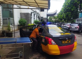 Petugas Pospam Pertamina Sukabumi Evakuasi Warga Yang Pingsan Antri Isi Bensin