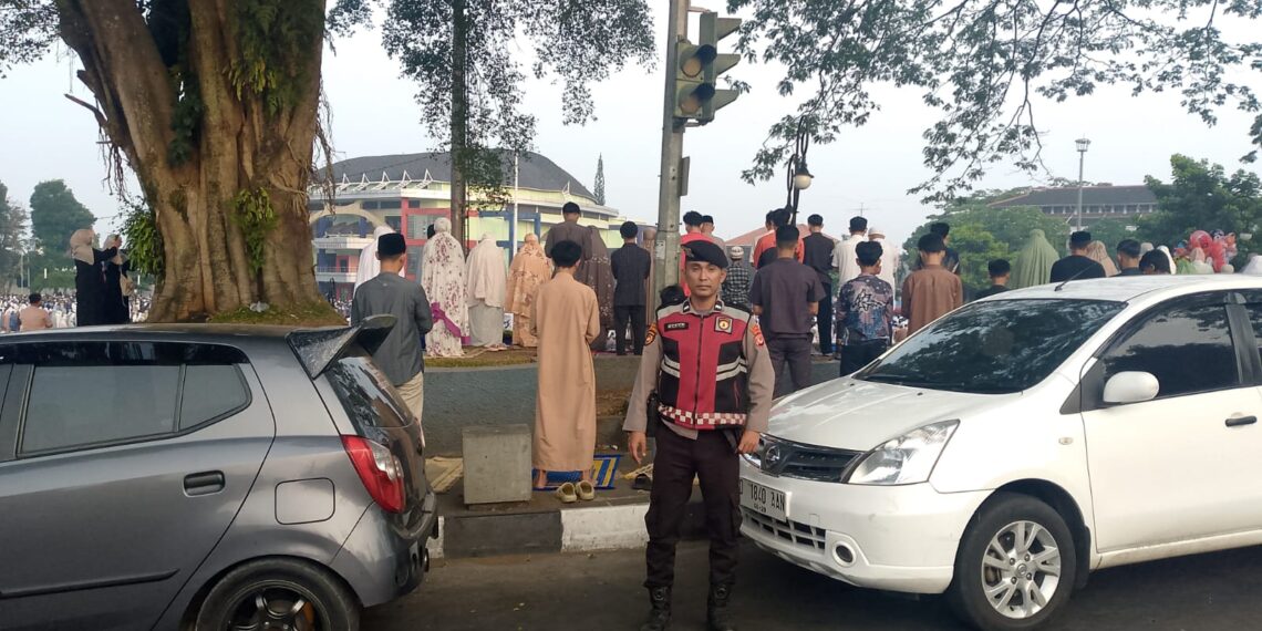Beri Pelayanan Prima, Puluhan Polisi di Sukabumi Amankan Ibadah Shalat Idul Adha