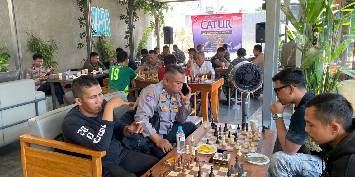 Polisi dan TNI di Sukabumi Adu Strategi di Turnamen Catur