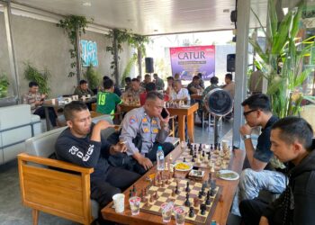 Polisi dan TNI di Sukabumi Adu Strategi di Turnamen Catur