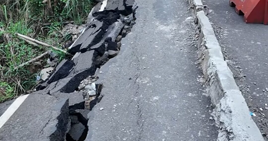 Sudah Satu Bulan belum ada Perbaikan, Pengendara dihimbau Waspada Lintasi Jalan Amblas Baros-Nyalindung