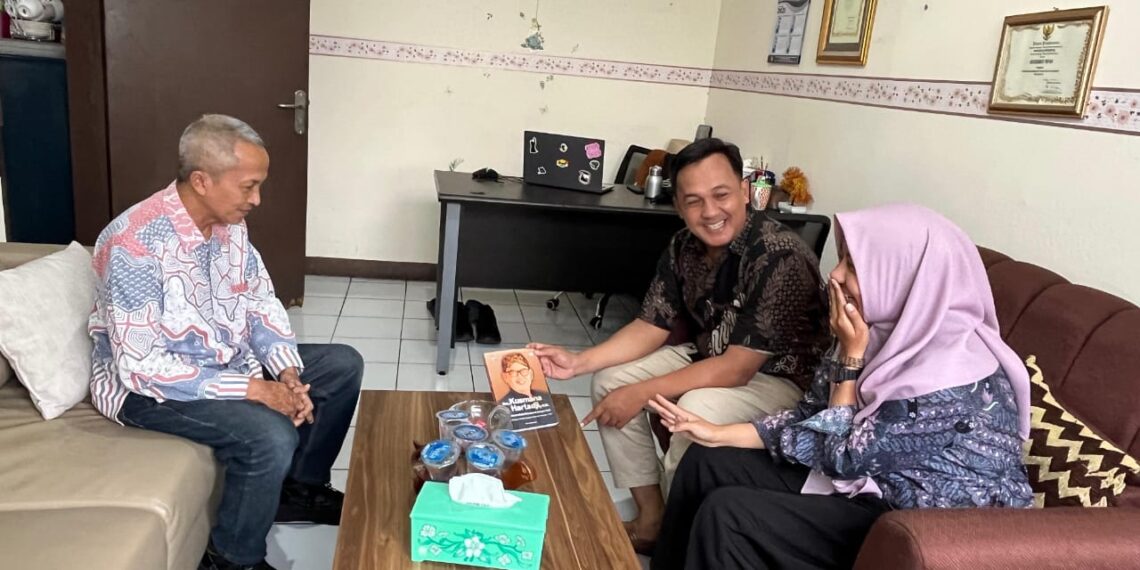 Perpustakaan Kelurahan Tipar Gelar Temu Wicara, Dorong Budaya Literasi Lewat Bedah Buku Kusmana Hartadji