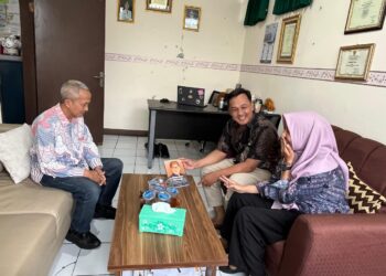 Perpustakaan Kelurahan Tipar Gelar Temu Wicara, Dorong Budaya Literasi Lewat Bedah Buku Kusmana Hartadji