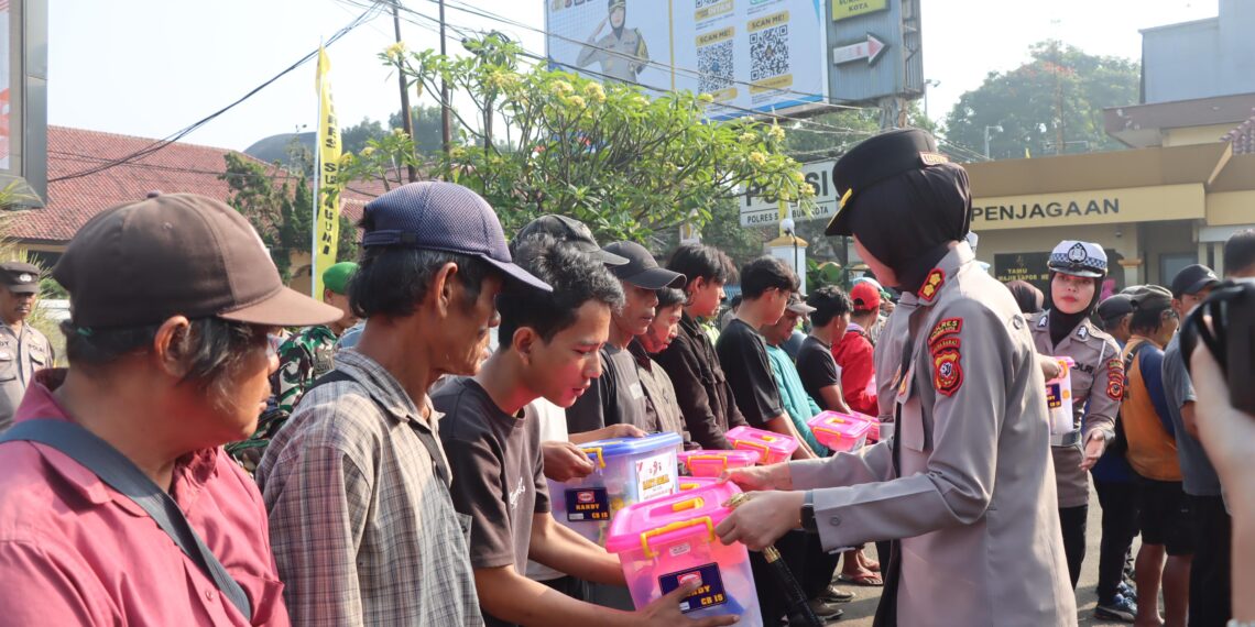 Sambut Hari Bhayangkara ke-79, Polres Sukabumi Kota Salurkan Ratusan Paket Sembako