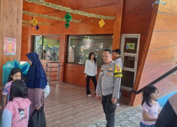 Guna menciptakan keamanan dan kondusif, Kapolsek Citamiang Patroli Dialogis dan Sambangi Warga.