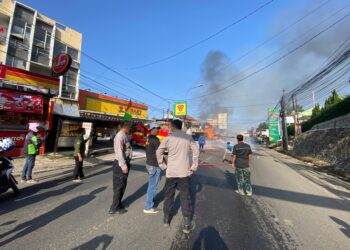 Polisi Blokir Jalan Saat Kebakaran Angkot di Sukaraja Sukabumi, 1 Orang Terluka