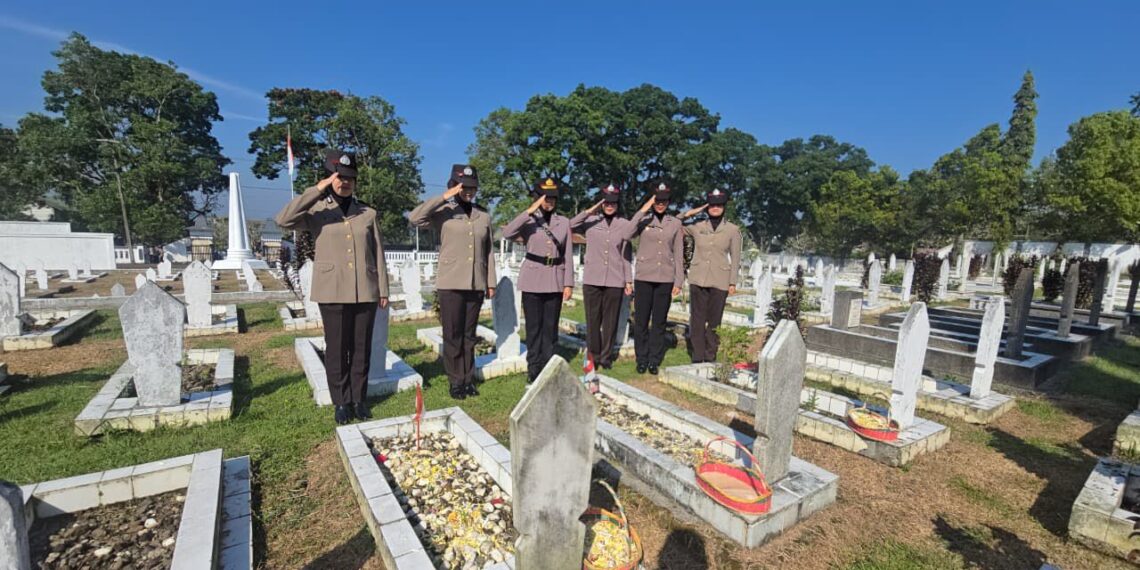 Polres Sukabumi Kota Gelar Upacara Ziarah dan Tabur Bunga Peringati HUT Polwan ke-77