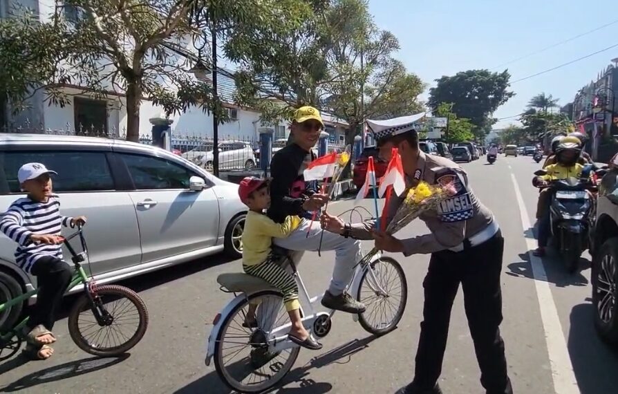 Aksi Polantas di Kota Sukabumi, Bagikan Buket Bunga di Detik-detik Proklamasi