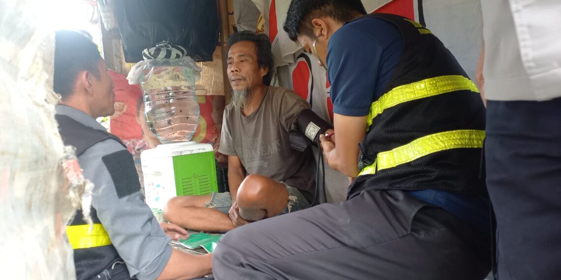 Sidokkes Polres Sukabumi Kota Periksa Lansia Penderita Katarak