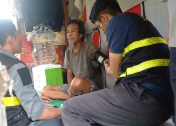 Sidokkes Polres Sukabumi Kota Periksa Lansia Penderita Katarak