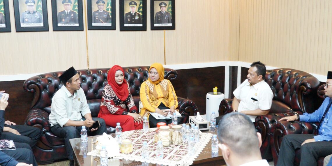 PANJA Wakaf DPRD Kota Sukabumi Bahas Regulasi Wakaf Bersama Kejari