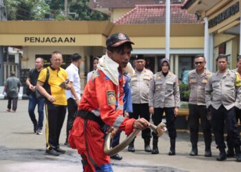 Gandeng Damkar, Polisi di Sukabumi Dilatih Tangani Kebakaran dan Ular Berbisa