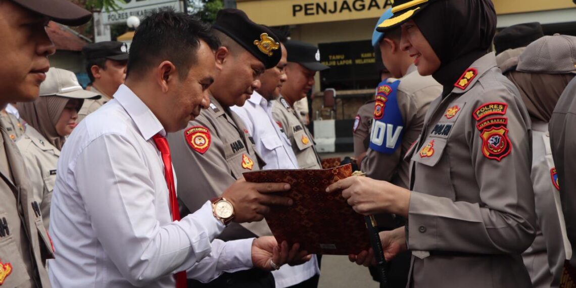 Puluhan Polisi di Sukabumi Diganjar Penghargaan Kapolres, Dua Polisi Terima Pangkat Pengabdian