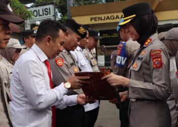 Puluhan Polisi di Sukabumi Diganjar Penghargaan Kapolres, Dua Polisi Terima Pangkat Pengabdian