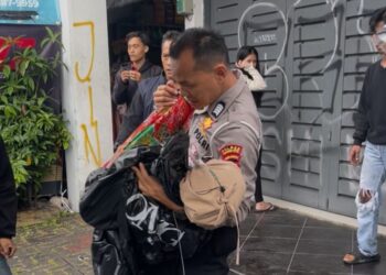 Gunakan Mobil Ambulans, Polantas di Sukabumi Evakuasi Wanita Pingsan ke UGD