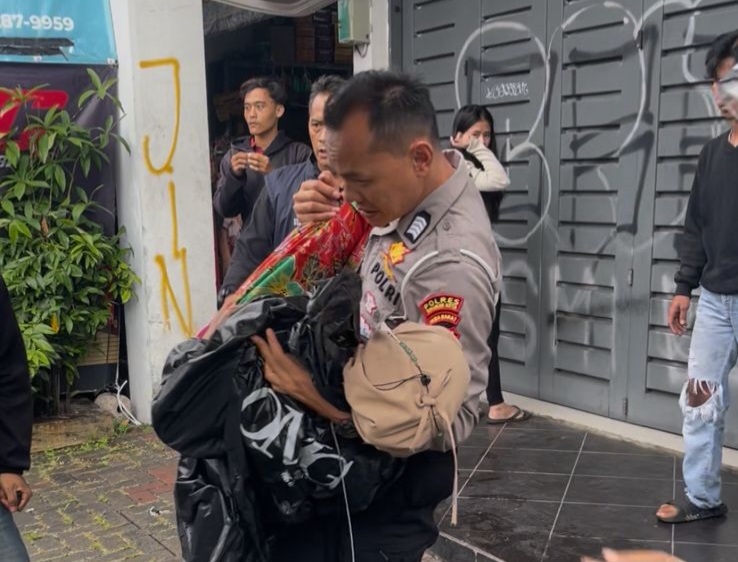 Gunakan Mobil Ambulans, Polantas di Sukabumi Evakuasi Wanita Pingsan ke UGD
