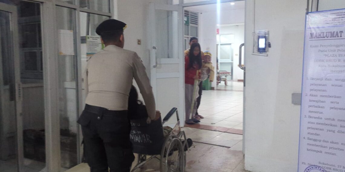 Respon Aduan Warga, Polisi di Sukabumi Evakuasi Bumil yang Hendak Melahirkan