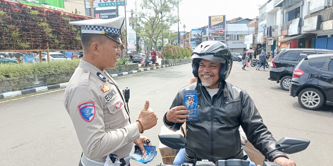 Hari Ketiga Operasi Zebra Lodaya, Sat Lantas Polres Sukabumi Kota Bagikan Brosur Kamseltibcarlantas