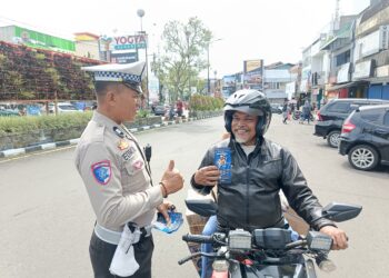 Hari Ketiga Operasi Zebra Lodaya, Sat Lantas Polres Sukabumi Kota Bagikan Brosur Kamseltibcarlantas