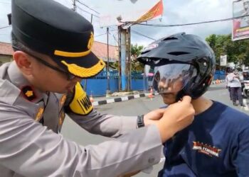 Gebyar Operasi Zebra Lodaya 2025, Polantas di Sukabumi Bagi-bagi Helm, Cokelat, Bunga, dan Makan Siang