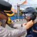 Gebyar Operasi Zebra Lodaya 2025, Polantas di Sukabumi Bagi-bagi Helm, Cokelat, Bunga, dan Makan Siang
