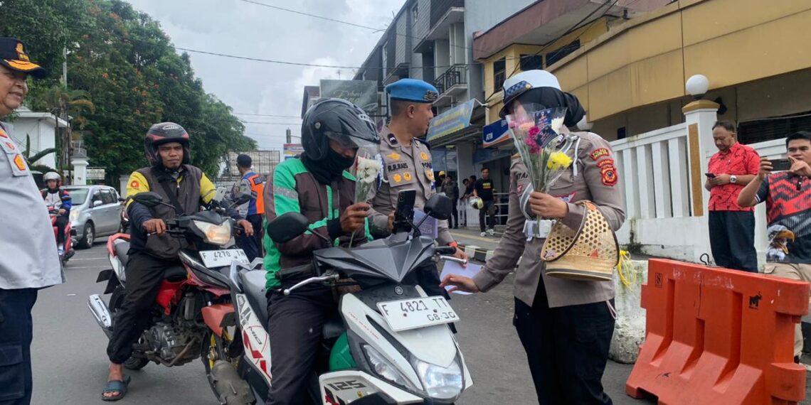 Hari Kelima Ops Zebra, Polantas di Sukabumi Edukasi Keselamatan dan Bagi Makan Siang