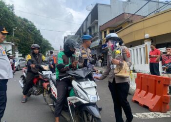 Hari Kelima Ops Zebra, Polantas di Sukabumi Edukasi Keselamatan dan Bagi Makan Siang
