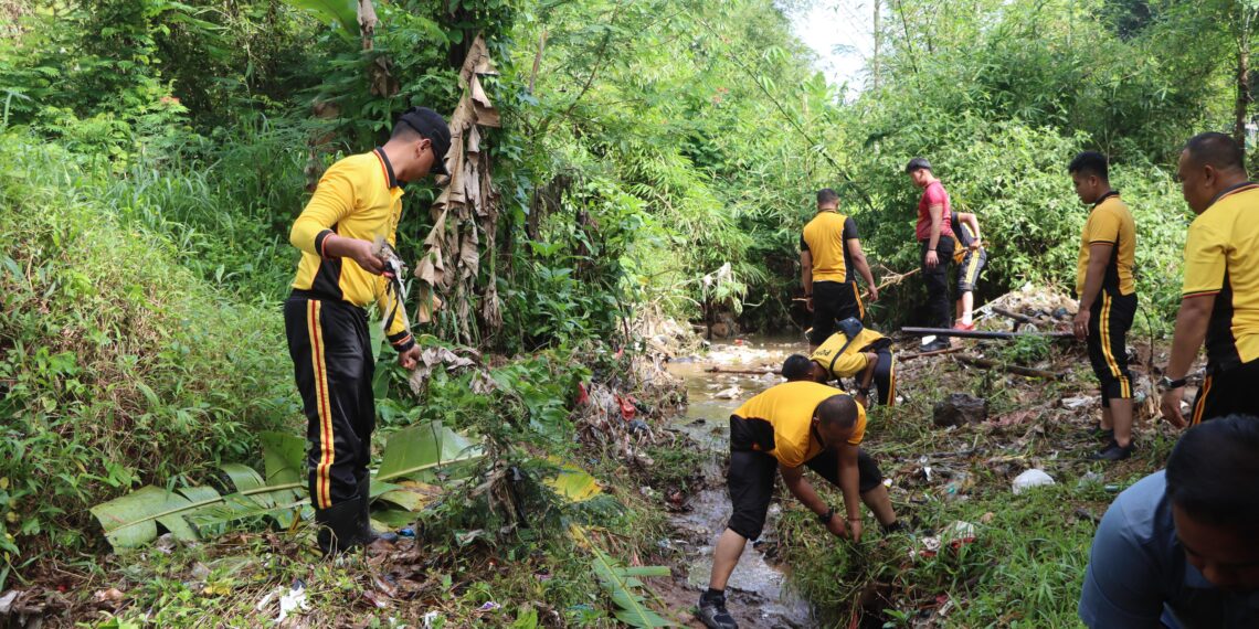 Puluhan Polisi di Sukabumi Kerja Bakti, Bersihkan Sungai Terdampak Longsor