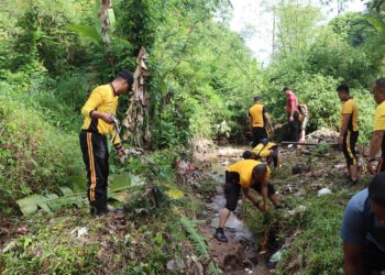 Puluhan Polisi di Sukabumi Kerja Bakti, Bersihkan Sungai Terdampak Longsor