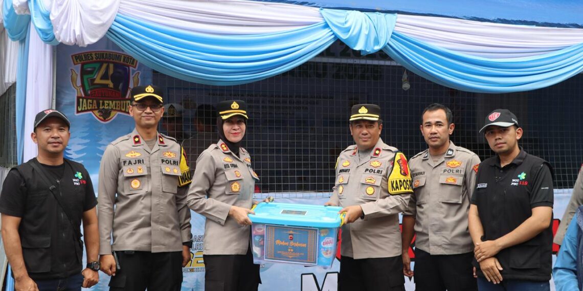 Kapolres Sukabumi Kota Serahkan Bantuan untuk Petugas Pos Pam Nataru