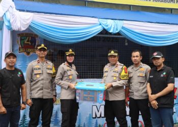 Kapolres Sukabumi Kota Serahkan Bantuan untuk Petugas Pos Pam Nataru