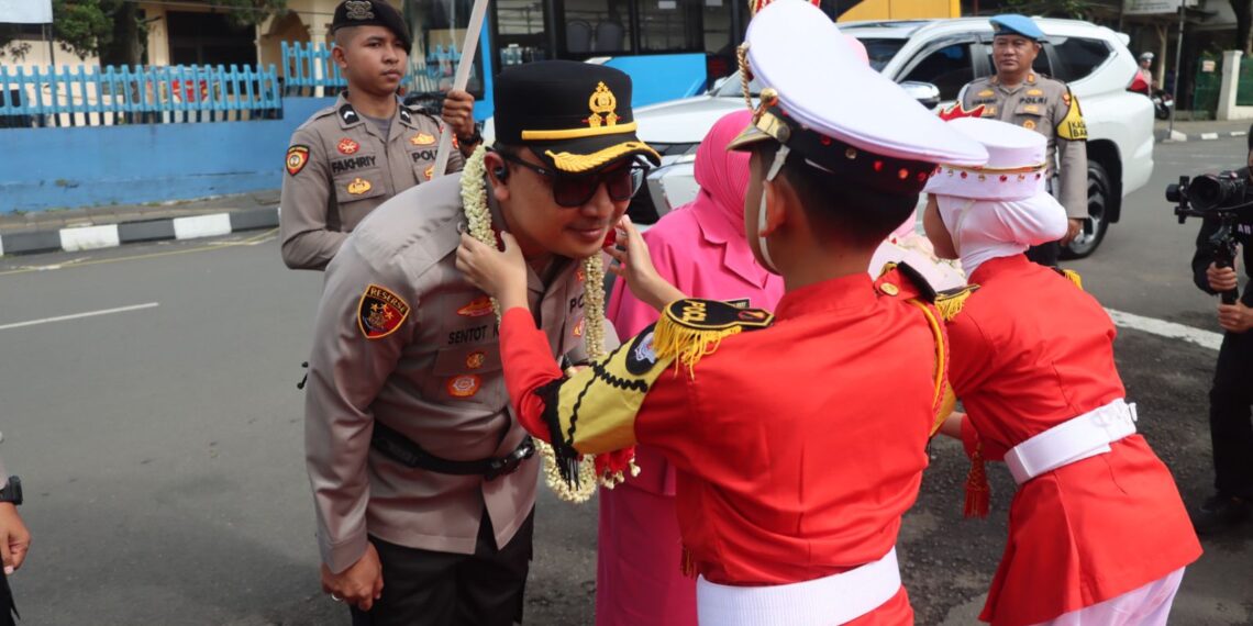 Disambut Pocil dan Gerbang Pora, AKBP Sentot Kunto Wibowo Masuki Polres Sukabumi Kota