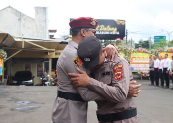 Aksi Humanis Viral, Brigadir Abdurahim Dapat Hadiah Umroh dari AKBP Ardian Satrio Utomo