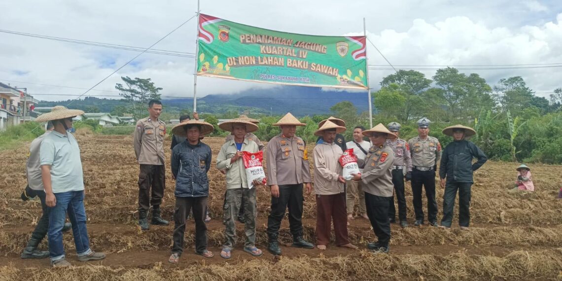 Bareng Petani, Polres Sukabumi Kota Gerakkan Penanaman Jagung di Lahan Produktif