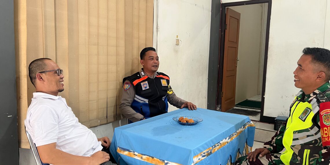Perkuat Sinergi Tiga Pilar, Bhabinkamtibmas Polsek Cisaat Jalin Koordinasi dengan Babinsa dan Kepala Desa